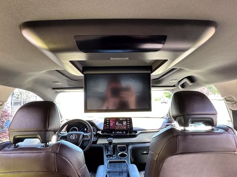 Used 2021 Toyota Sienna Platinum FWD image 54