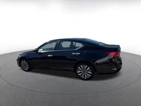 Used 2025 Nissan Altima 2.5 SV FWD image 10