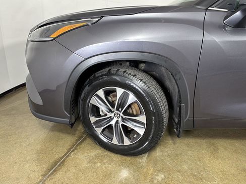 Used 2021 Toyota Highlander XLE image 4