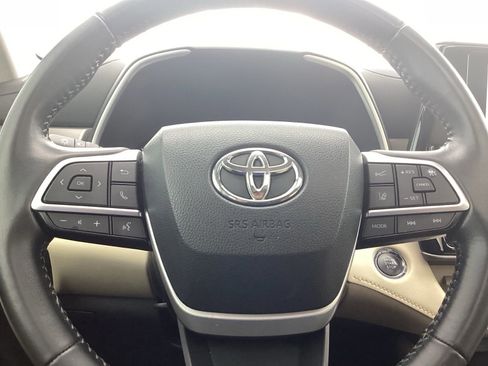 Used 2023 Toyota Highlander XLE image 11