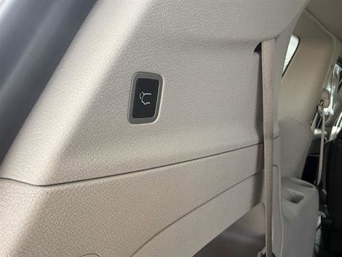 Used 2024 Chrysler Pacifica Touring-L FWD image 22
