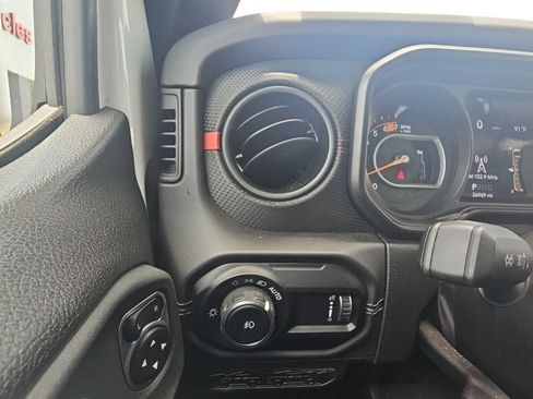 Used 2025 Jeep Wrangler Unlimited Rubicon AWD/4WD image 36