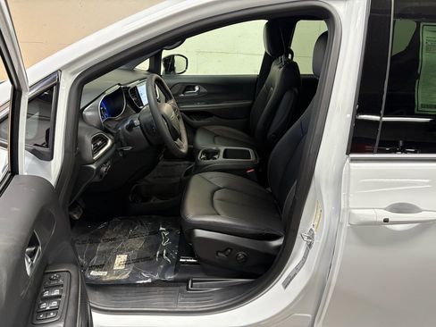 New 2026 Chrysler Voyager LX image 3