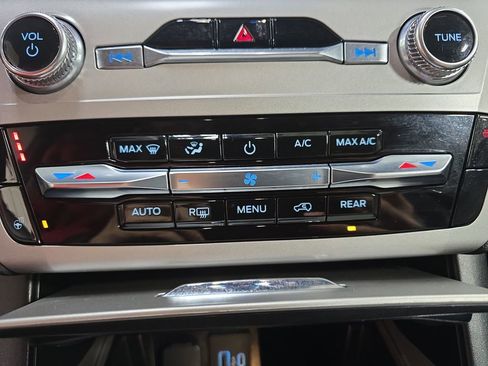 Used 2023 Ford Explorer XLT w/ Equipment Group 202A AWD/4WD image 24