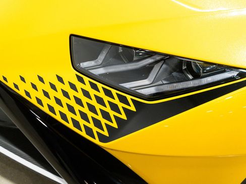 Used 2022 Lamborghini Huracan STO image 2