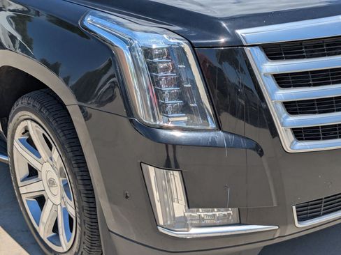 Used 2019 Cadillac Escalade Luxury AWD/4WD image 11