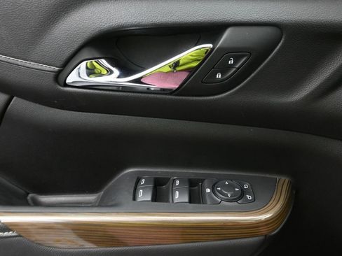 Used 2023 GMC Acadia SLE image 17