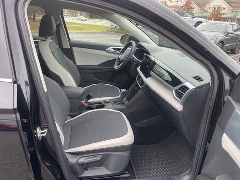 Certified 2025 Volkswagen Taos SE w/ Panoramic Sunroof Package image 11