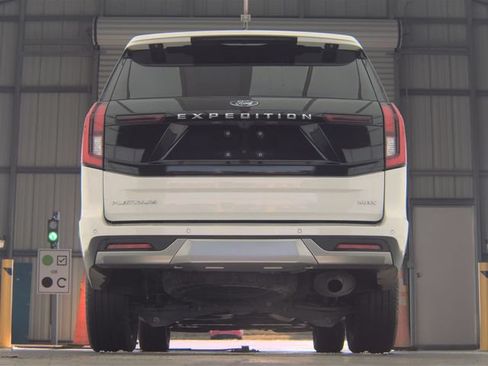 Certified 2025 Ford Expedition Max Platinum w/ Driver's Package AWD/4WD image 7