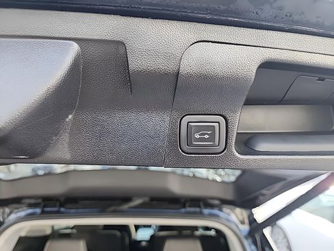 Used 2023 GMC Acadia SLE w/ Driver Convenience Package image 7