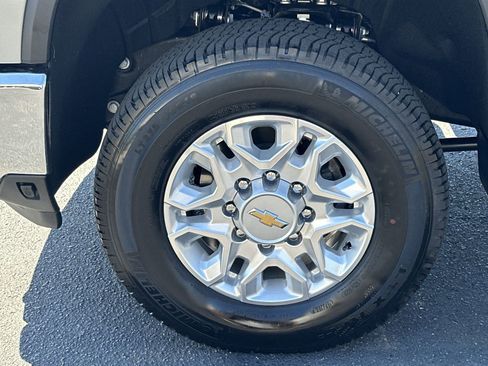 Used 2025 Chevrolet Silverado 2500 LTZ w/ LTZ Convenience Package image 13