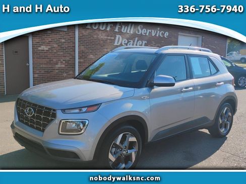 Used 2025 Hyundai Venue SEL FWD image 1