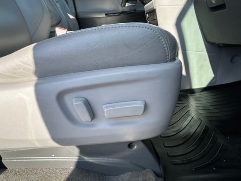 Used 2018 Toyota Sienna XLE w/ XLE Navigation Package FWD image 18