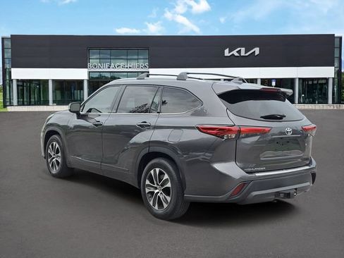 Used 2022 Toyota Highlander XLE FWD image 3