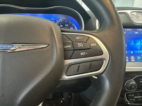 Used 2017 Chrysler 300 Limited AWD/4WD image 21
