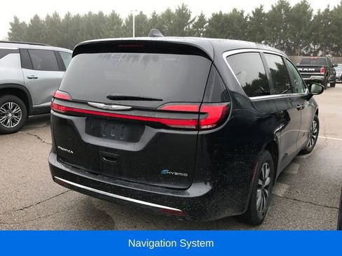 Used 2024 Chrysler Pacifica Select image 2