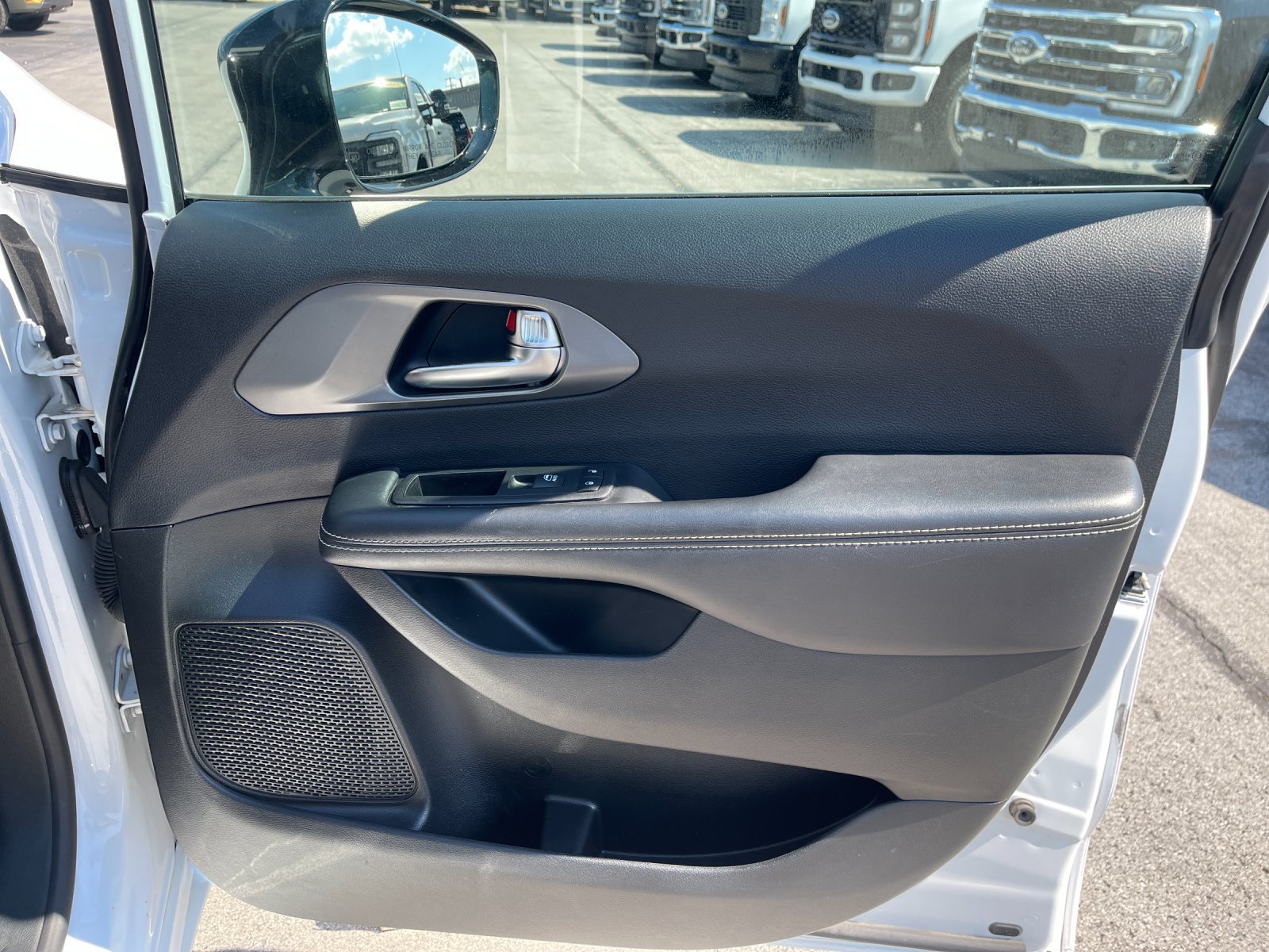 Used 2025 Chrysler Pacifica Select FWD image 21