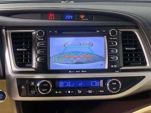 Used 2019 Toyota Highlander XLE AWD/4WD image 18