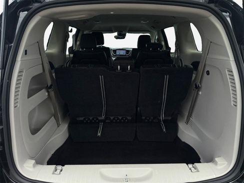 Certified 2023 Chrysler Pacifica Touring-L image 17