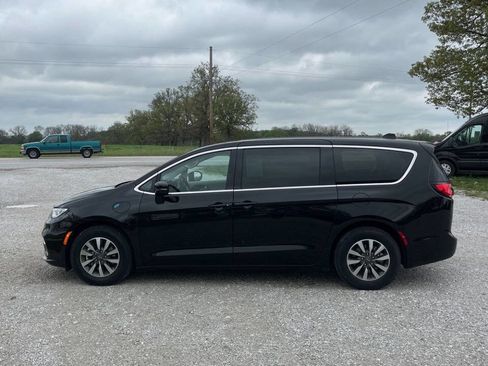 Used 2024 Chrysler Pacifica Limited FWD image 2