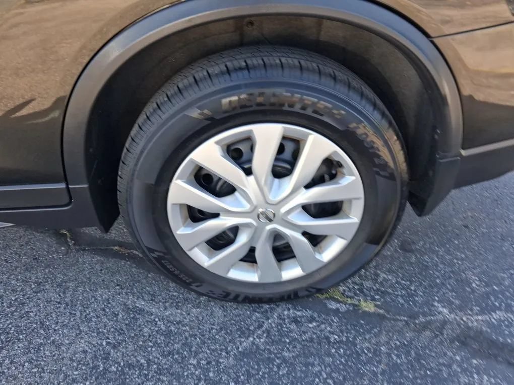 Used 2017 Nissan Rogue S AWD/4WD image 10