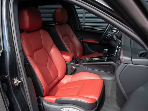 Certified 2023 Porsche Macan AWD/4WD image 39