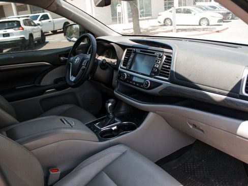 Used 2018 Toyota Highlander Limited AWD/4WD image 32