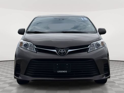 Used 2018 Toyota Sienna LE FWD image 2
