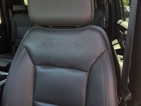 Used 2022 Chevrolet Suburban LT w/ Luxury Package RWD image 18
