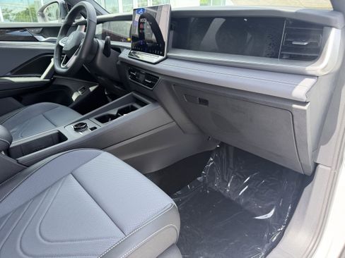 New 2026 Volkswagen Tiguan SE R-Line FWD image 11