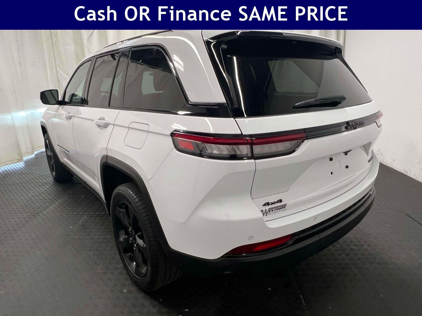Used 2023 Jeep Grand Cherokee Limited w/ Black Appearance Package AWD/4WD image 8