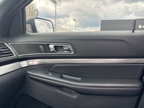 Used 2019 Ford Explorer XLT w/ Equipment Group 202A AWD/4WD image 16
