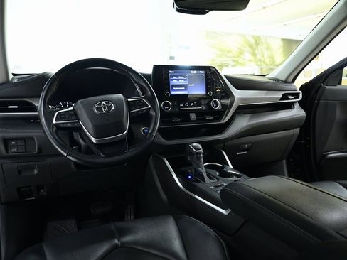 Used 2022 Toyota Highlander XLE image 12