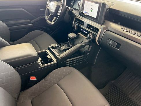 Certified 2025 Toyota Tacoma SR5 AWD/4WD image 19