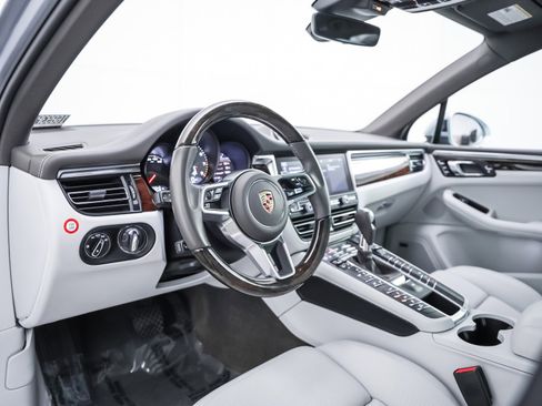 Certified 2021 Porsche Macan S image 4