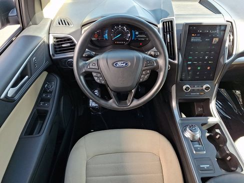 Used 2021 Ford Edge SE image 11
