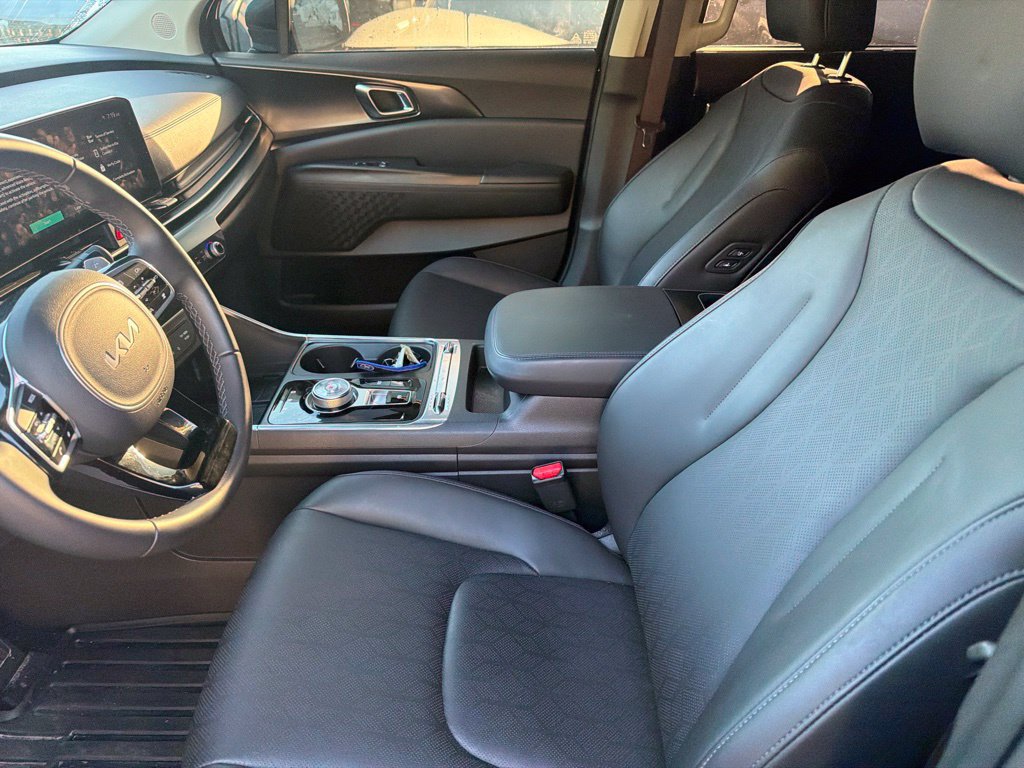 Certified 2025 Kia Carnival SX w/ SX Dark Edition Package FWD image 10