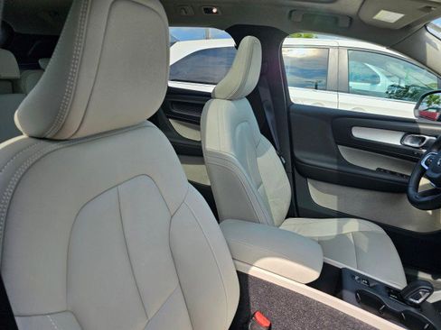 Used 2019 Volvo XC40 T5 Momentum image 12
