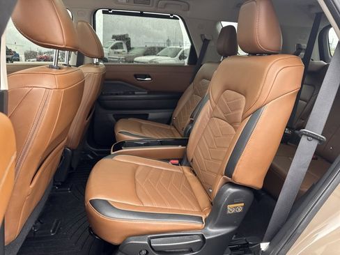 Used 2023 Nissan Pathfinder Platinum image 11