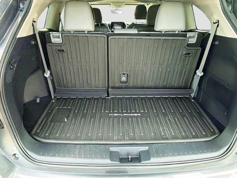 Used 2021 Toyota Highlander XLE AWD/4WD image 24