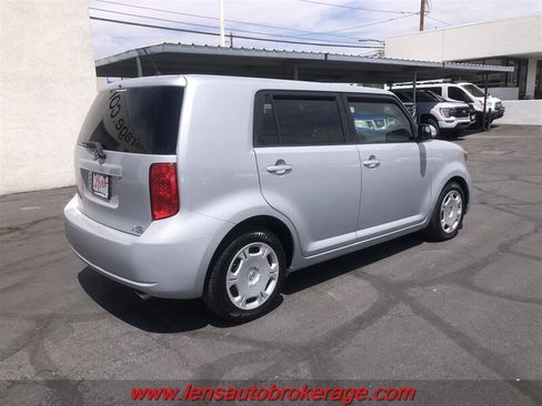 Used 2010 Scion xB FWD image 8