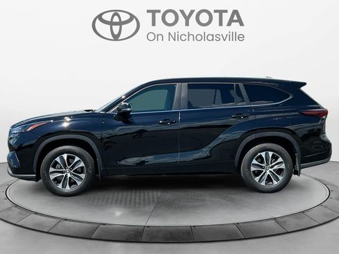 Used 2024 Toyota Highlander XLE AWD/4WD image 4