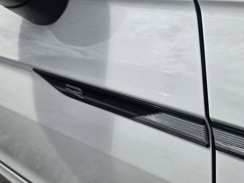 Used 2022 Volkswagen Tiguan SE R-Line image 10