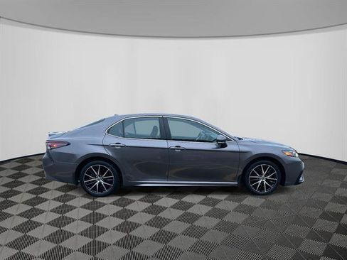 Used 2023 Toyota Camry SE image 4