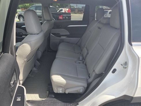 Used 2017 Toyota Highlander LE FWD image 13