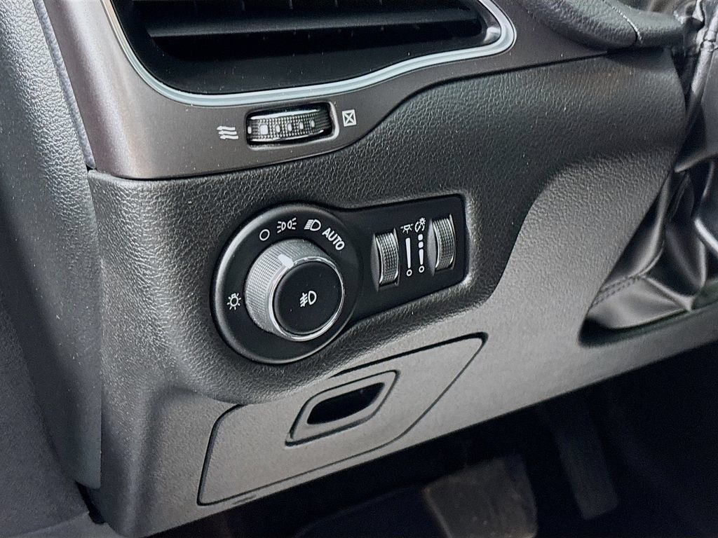 Used 2019 Jeep Cherokee Latitude Plus FWD image 10