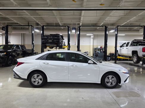 Certified 2025 Hyundai Elantra SE image 8
