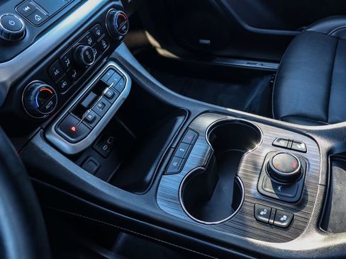 Used 2023 GMC Acadia SLT image 30