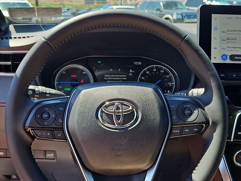 Used 2024 Toyota Venza XLE AWD/4WD image 18