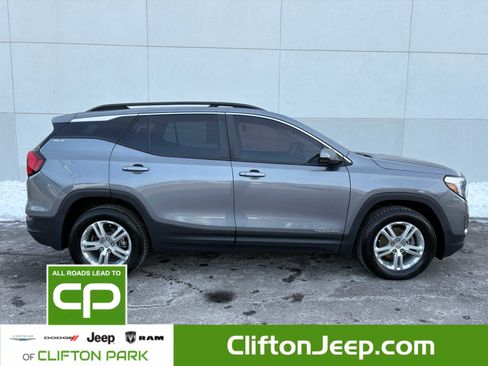 Used 2021 GMC Terrain SLE w/ Driver Convenience Package image 2